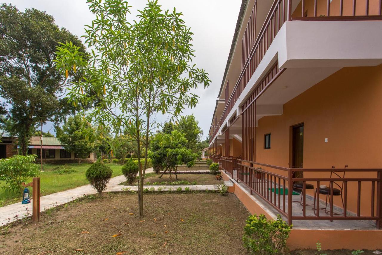 Landmark Forest Park Sauraha Exterior photo
